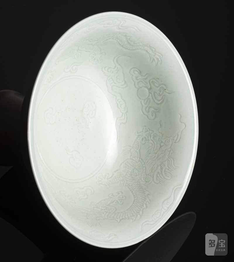 A copper-red glazed porcelain 'stemcup' with anhua decoration of dragons inside - 图4
